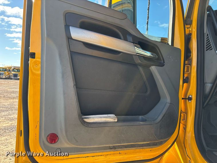 image for item ER4720 2021 Kenworth T680 semi truck