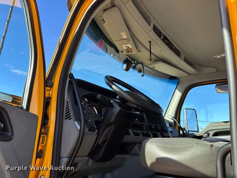 image for item ER4720 2021 Kenworth T680 semi truck