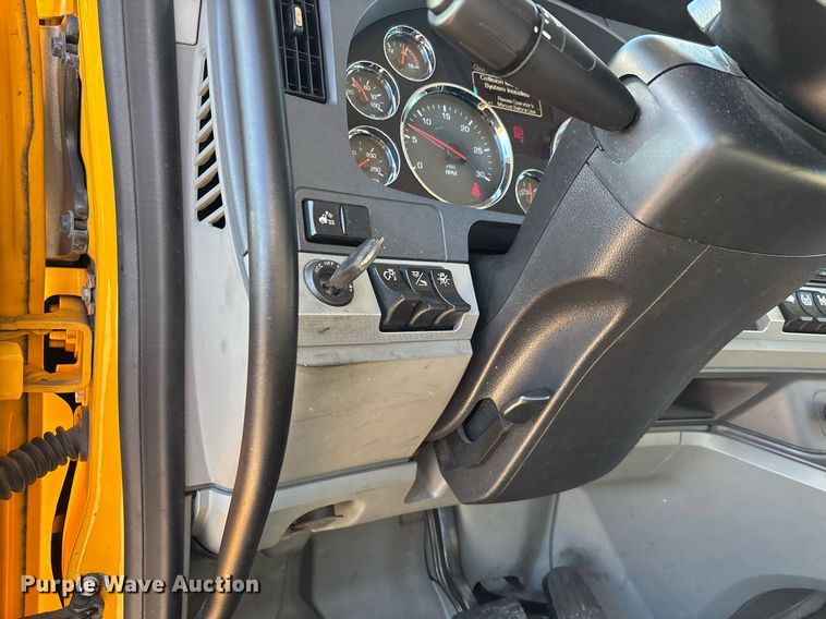 image for item ER4720 2021 Kenworth T680 semi truck