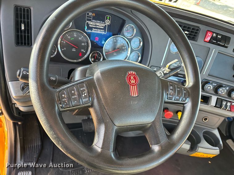 image for item ER4720 2021 Kenworth T680 semi truck