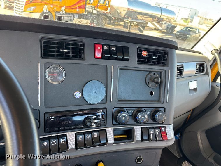 image for item ER4720 2021 Kenworth T680 semi truck