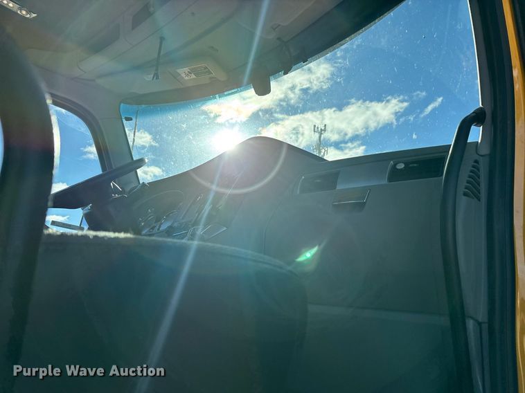 image for item ER4720 2021 Kenworth T680 semi truck