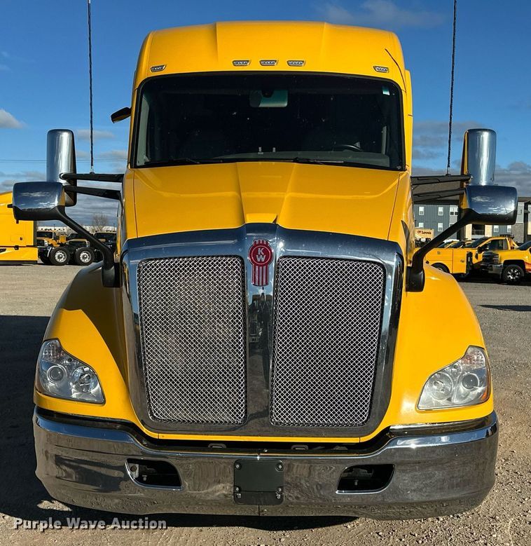 image for item ER4721 2019 Kenworth T680 semi truck