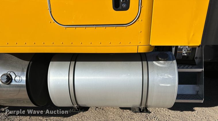 image for item ER4721 2019 Kenworth T680 semi truck