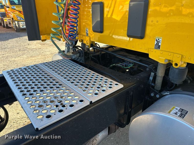 image for item ER4721 2019 Kenworth T680 semi truck