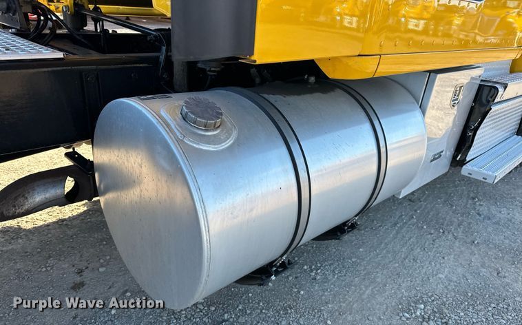 image for item ER4721 2019 Kenworth T680 semi truck