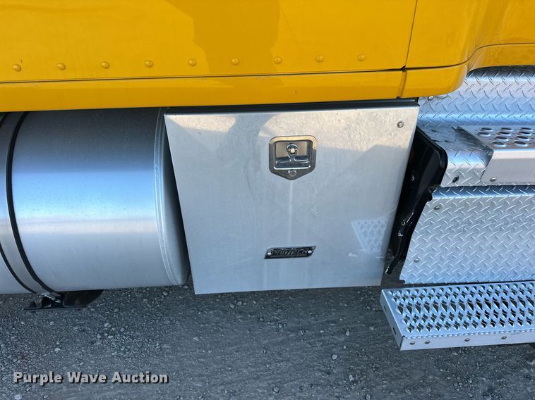 image for item ER4721 2019 Kenworth T680 semi truck