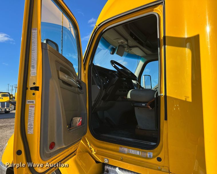 image for item ER4721 2019 Kenworth T680 semi truck