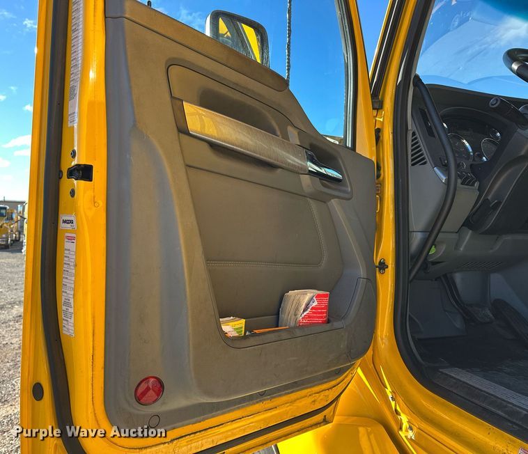 image for item ER4721 2019 Kenworth T680 semi truck