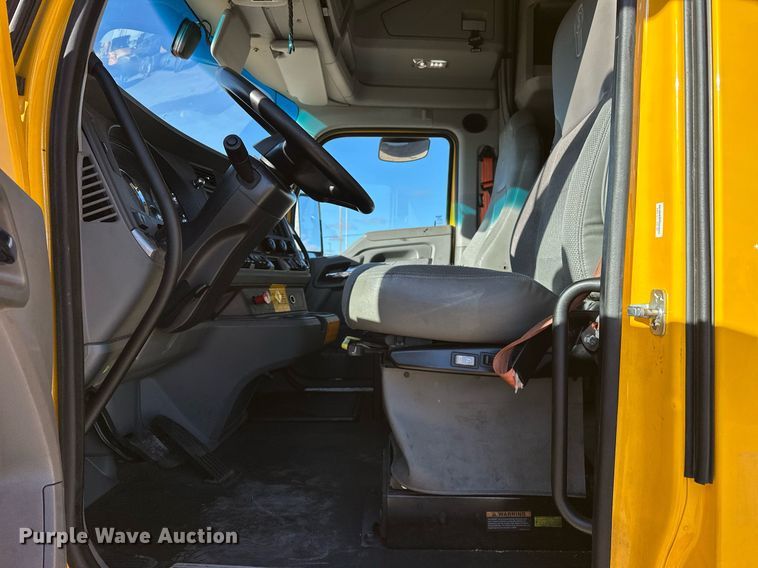 image for item ER4721 2019 Kenworth T680 semi truck