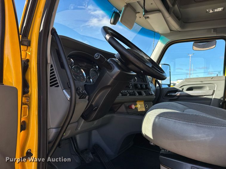 image for item ER4721 2019 Kenworth T680 semi truck