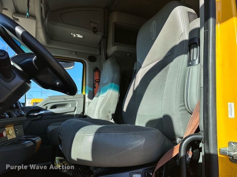 image for item ER4721 2019 Kenworth T680 semi truck