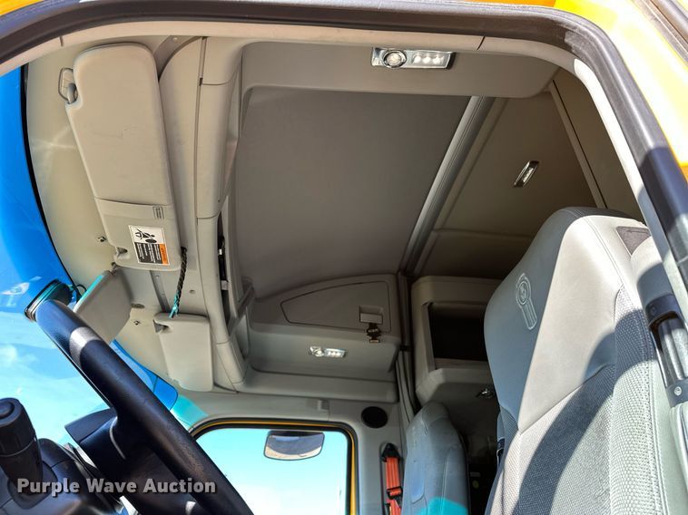 image for item ER4721 2019 Kenworth T680 semi truck