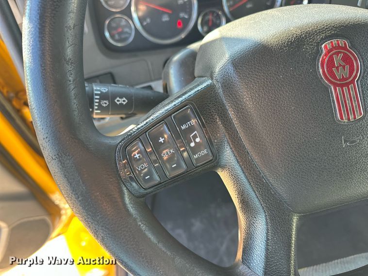 image for item ER4721 2019 Kenworth T680 semi truck