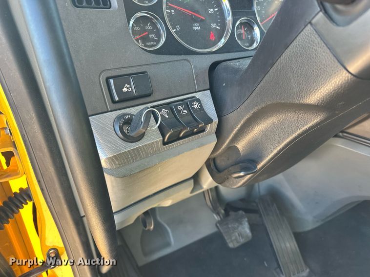 image for item ER4721 2019 Kenworth T680 semi truck