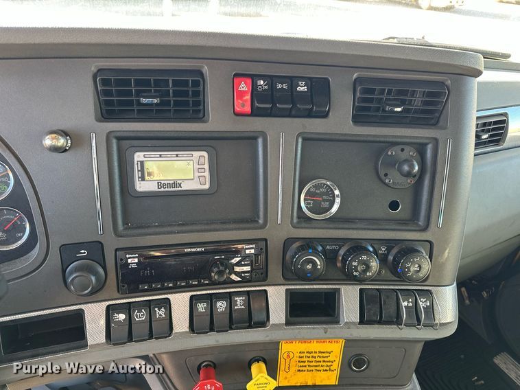 image for item ER4721 2019 Kenworth T680 semi truck