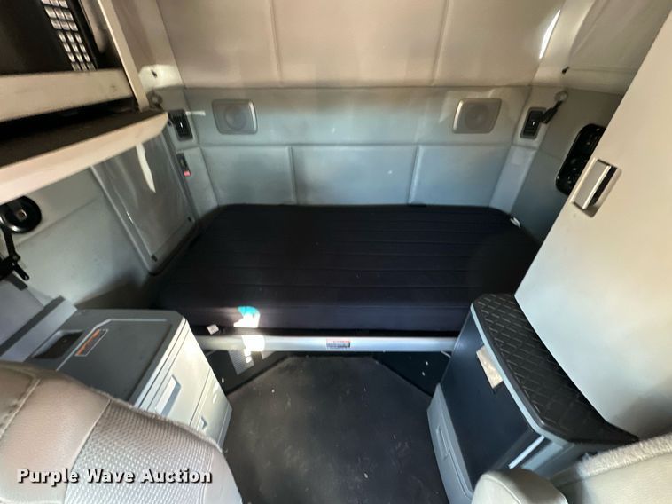 image for item ER4721 2019 Kenworth T680 semi truck