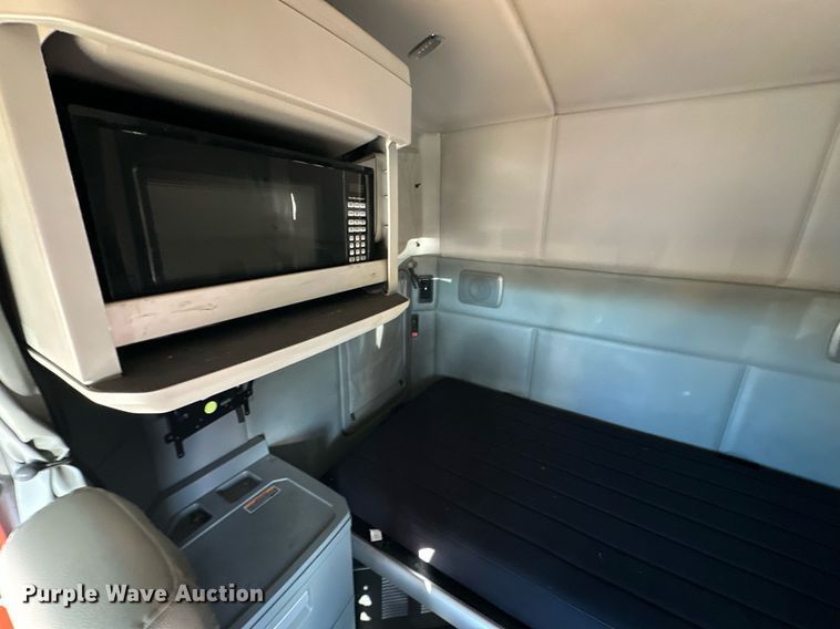 image for item ER4721 2019 Kenworth T680 semi truck