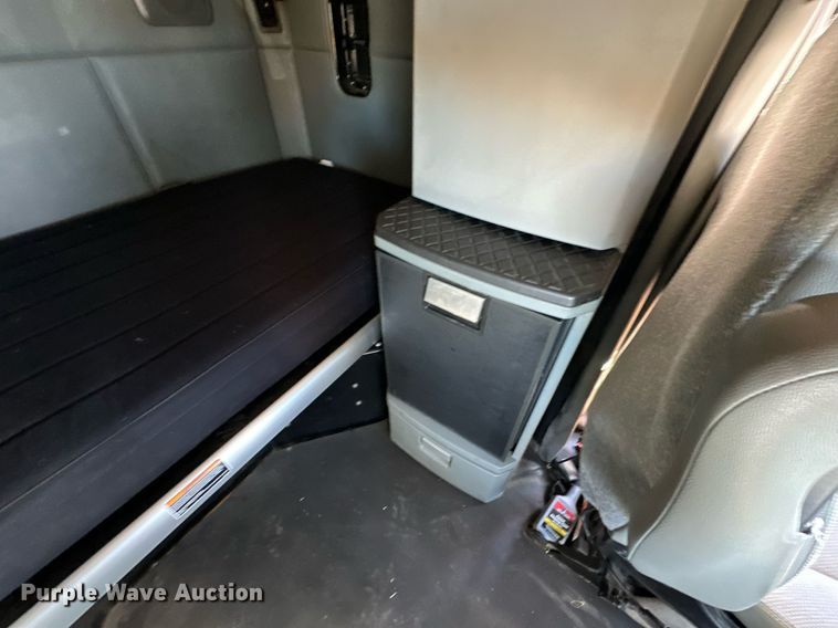 image for item ER4721 2019 Kenworth T680 semi truck