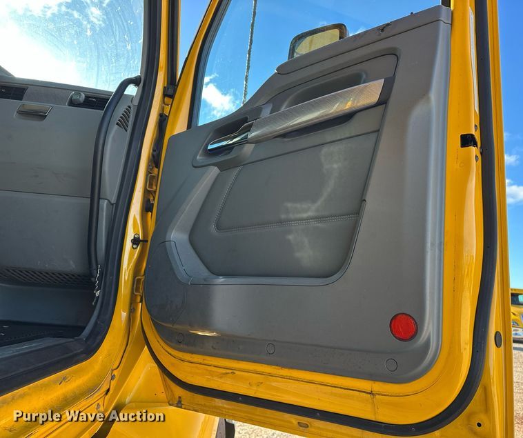 image for item ER4721 2019 Kenworth T680 semi truck