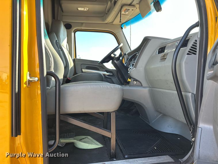 image for item ER4721 2019 Kenworth T680 semi truck