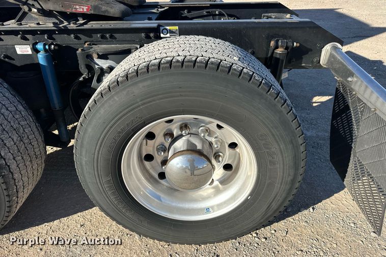 image for item ER4721 2019 Kenworth T680 semi truck