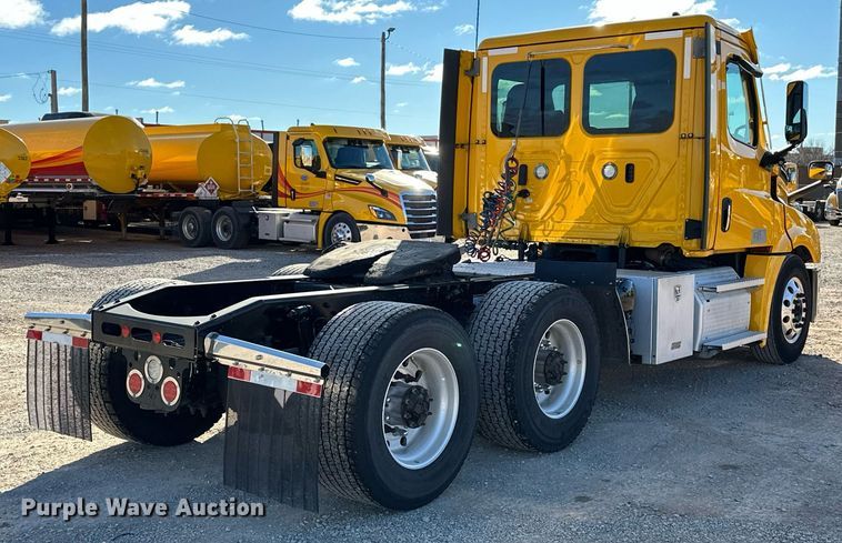 image for item ER4722 2021 Freightliner Cascadia 126 semi truck