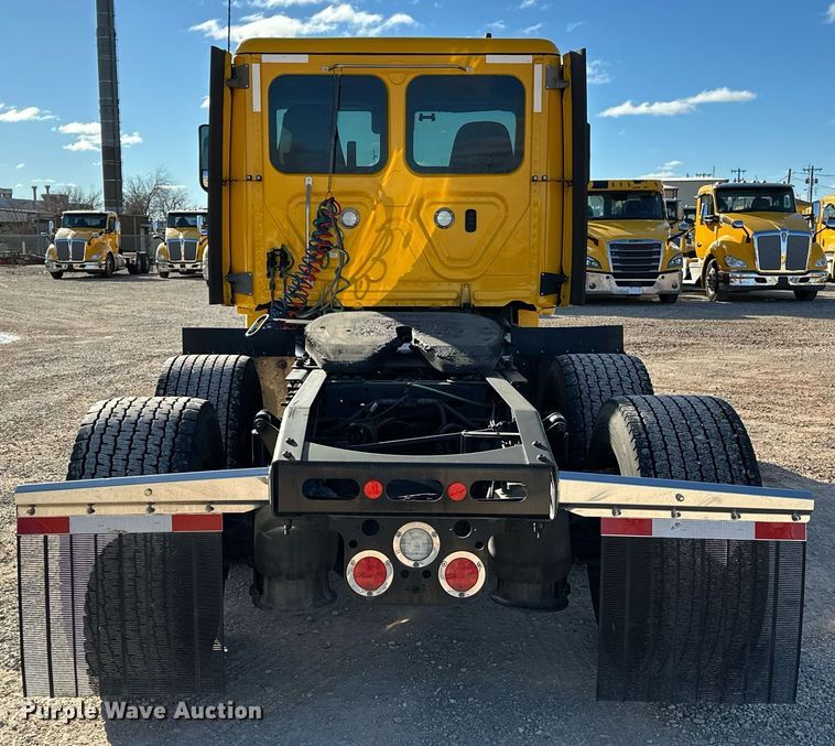 image for item ER4722 2021 Freightliner Cascadia 126 semi truck