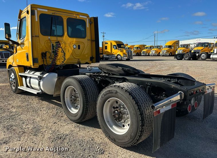 image for item ER4722 2021 Freightliner Cascadia 126 semi truck