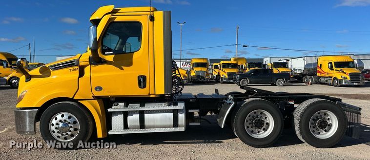 image for item ER4722 2021 Freightliner Cascadia 126 semi truck