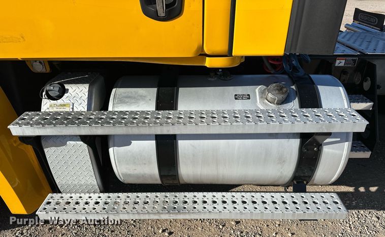 image for item ER4722 2021 Freightliner Cascadia 126 semi truck