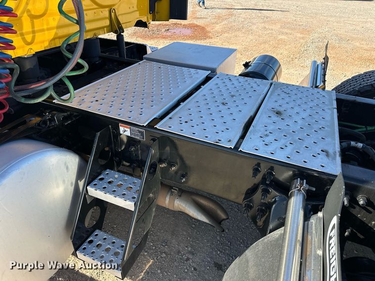 image for item ER4722 2021 Freightliner Cascadia 126 semi truck