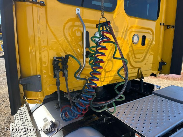 image for item ER4722 2021 Freightliner Cascadia 126 semi truck