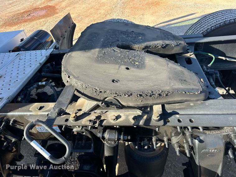 image for item ER4722 2021 Freightliner Cascadia 126 semi truck