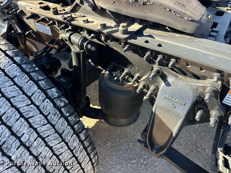 image for item ER4722 2021 Freightliner Cascadia 126 semi truck