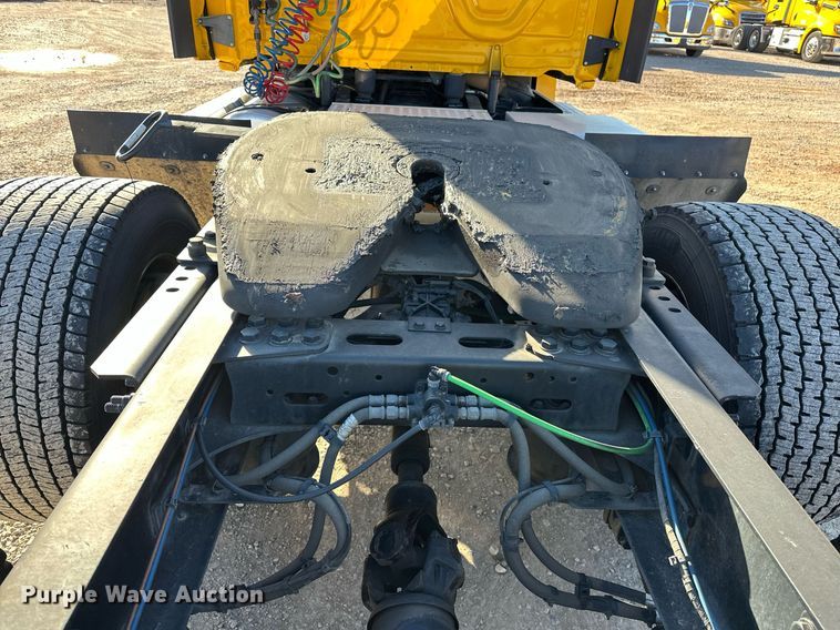 image for item ER4722 2021 Freightliner Cascadia 126 semi truck