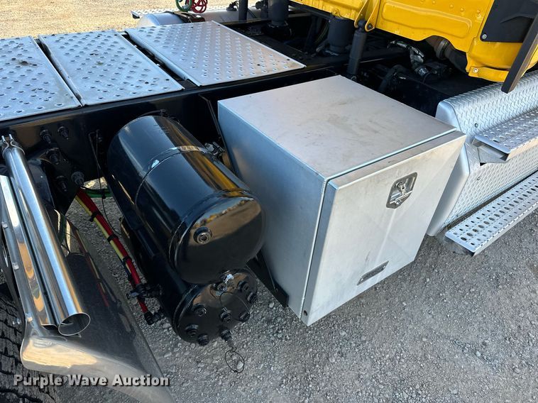 image for item ER4722 2021 Freightliner Cascadia 126 semi truck