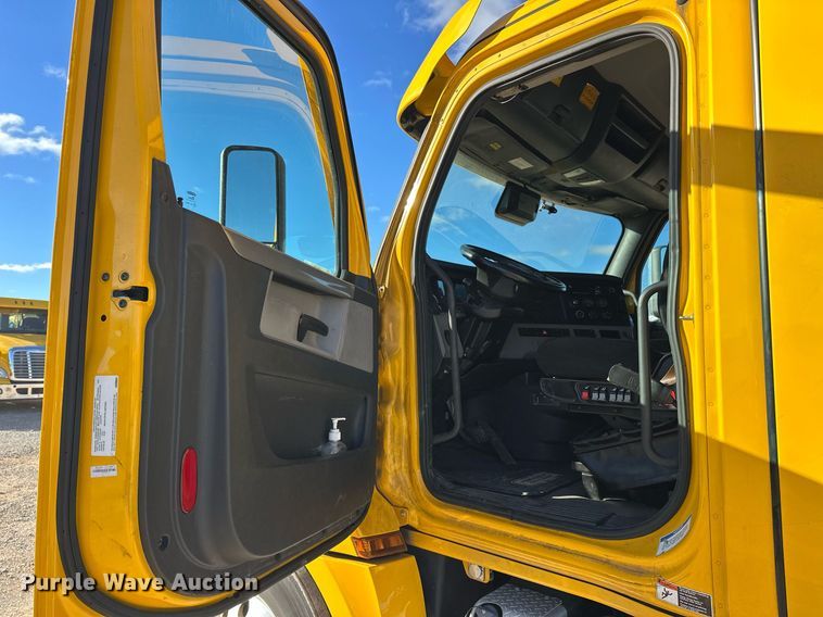 image for item ER4722 2021 Freightliner Cascadia 126 semi truck