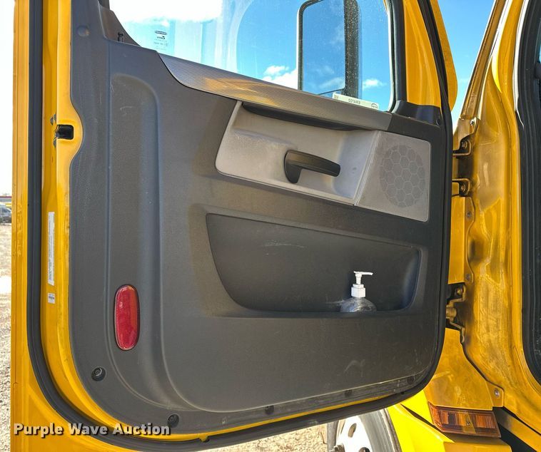 image for item ER4722 2021 Freightliner Cascadia 126 semi truck