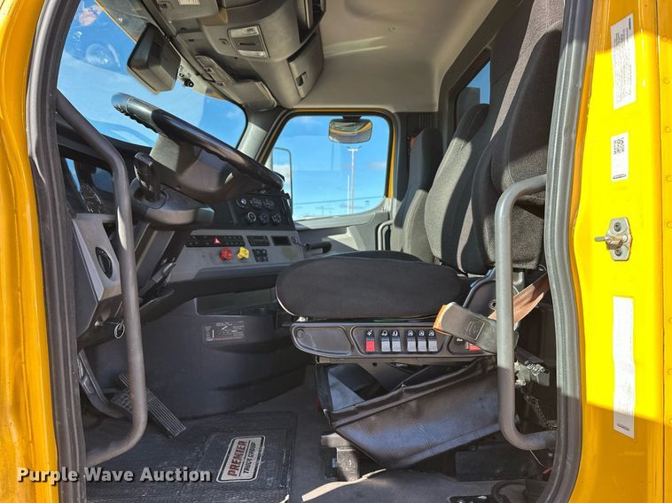 image for item ER4722 2021 Freightliner Cascadia 126 semi truck