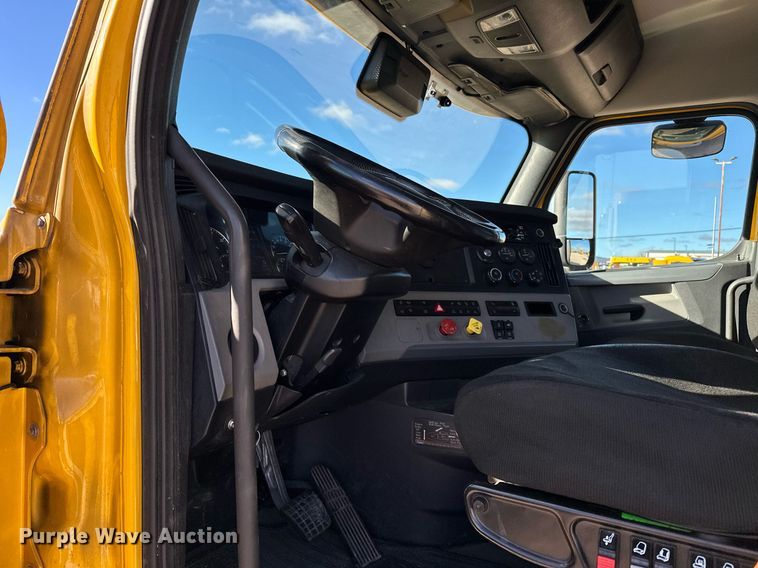 image for item ER4722 2021 Freightliner Cascadia 126 semi truck