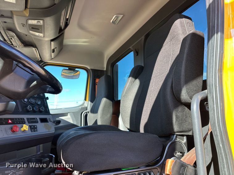 image for item ER4722 2021 Freightliner Cascadia 126 semi truck