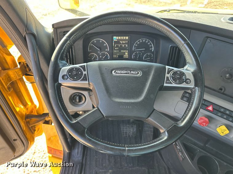 image for item ER4722 2021 Freightliner Cascadia 126 semi truck