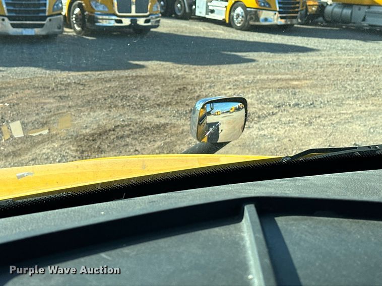 image for item ER4722 2021 Freightliner Cascadia 126 semi truck