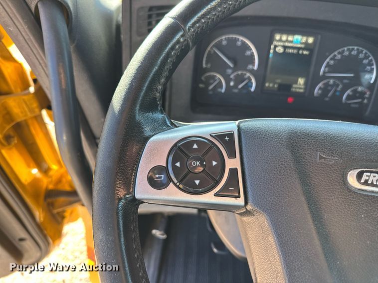 image for item ER4722 2021 Freightliner Cascadia 126 semi truck