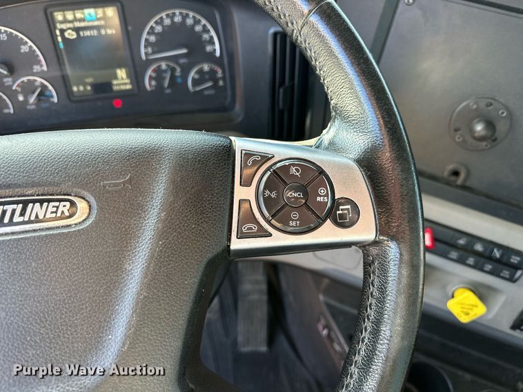 image for item ER4722 2021 Freightliner Cascadia 126 semi truck