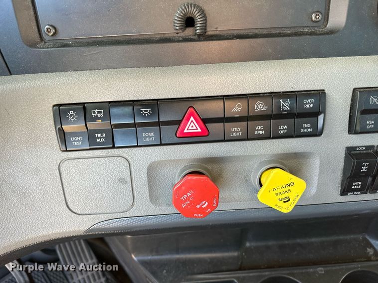 image for item ER4722 2021 Freightliner Cascadia 126 semi truck