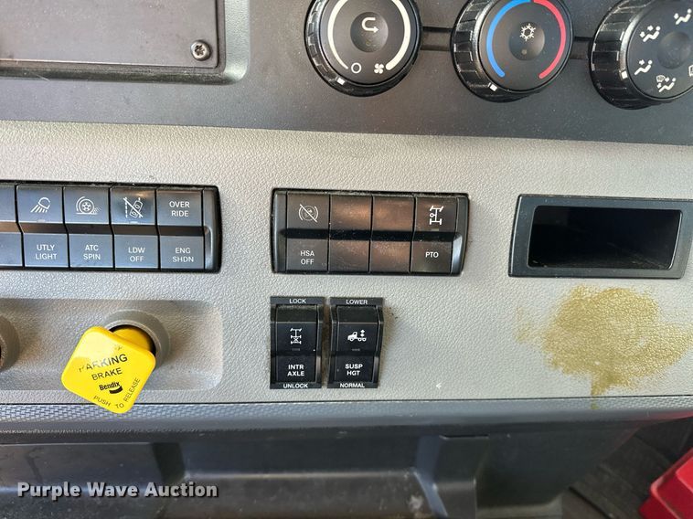 image for item ER4722 2021 Freightliner Cascadia 126 semi truck