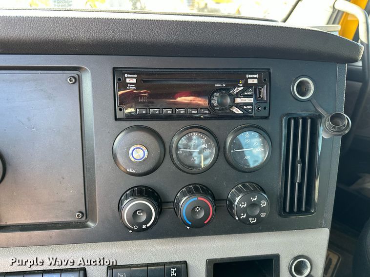 image for item ER4722 2021 Freightliner Cascadia 126 semi truck