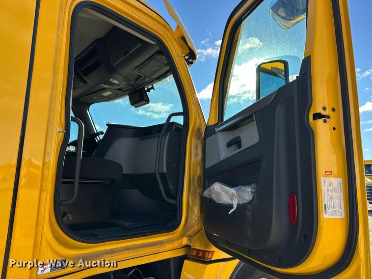 image for item ER4722 2021 Freightliner Cascadia 126 semi truck